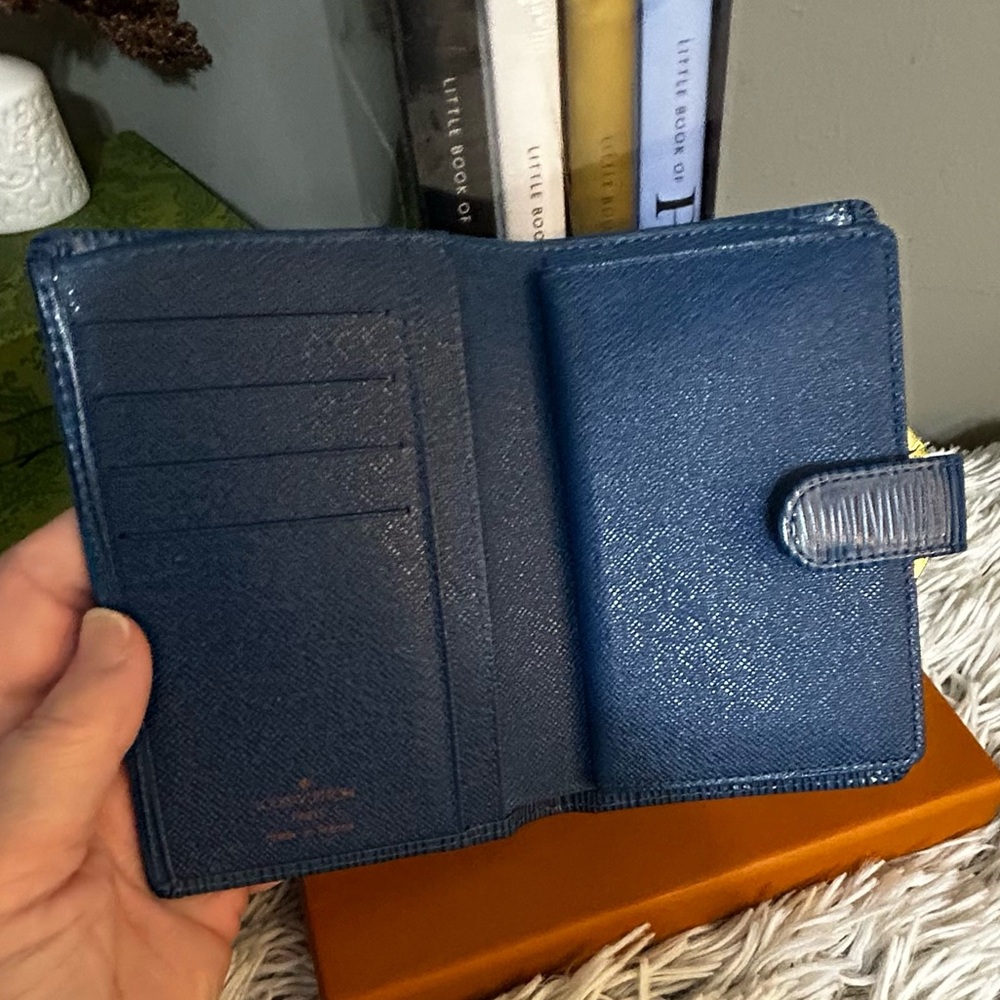 Like new Louis Vuitton Blue Epi Kiss lock Wallet - Picture 10 of 11